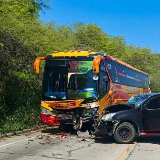 Un accidente de tránsito en el ingreso al cantón Puerto López deja destrozada una camioneta y daños en bus