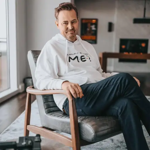 Familia de Matthew Perry rompe el silencio y acusa a su exasistente: “Confiamos en un hombre sin conciencia”