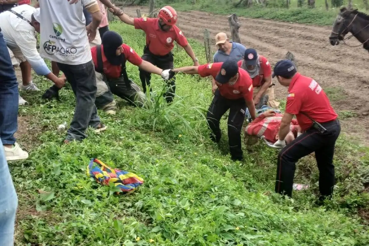 Varios minutos tomó el rescate de la víctima del accidente en el cantón Chone., ED