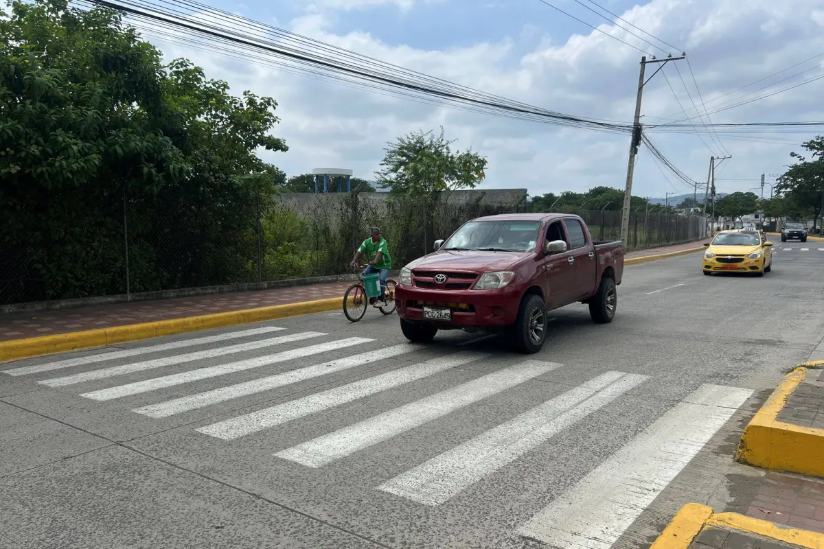 En este tramo de la avenida del Ejército se proyecta construir un puente., El Diario