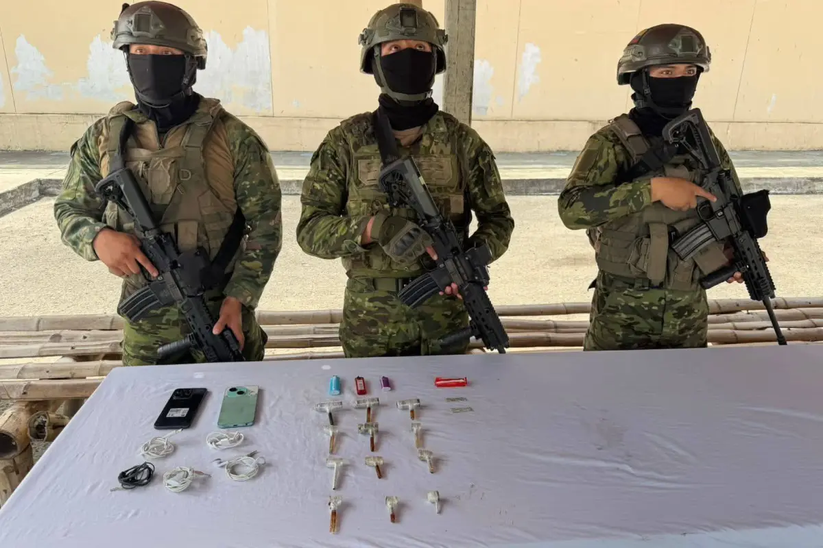Entre las evidencias halladas en la cárcel de El Rodeo están varios teléfonos celulares., Ejército Ecuatoriano