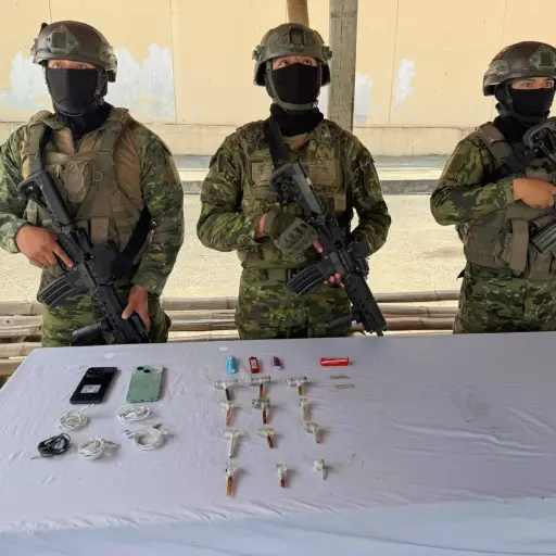 Decomisan celulares, droga y pipas durante un operativo de las Fuerzas Armadas en la cárcel El Rodeo de Portoviejo