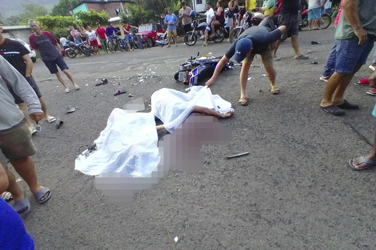Dos jóvenes perdieron la vida en un accidente de tránsito en el cantón Santa Ana, uno de ellos aún era menor de edad., Redes