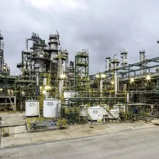 Daniel Noboa firma decreto que reforma precios de combustibles para sector eléctrico