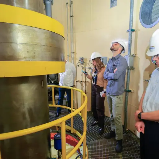 Embajadores de la Unión Europea visitan Mazar en medio de críticas por cortes de luz en Ecuador