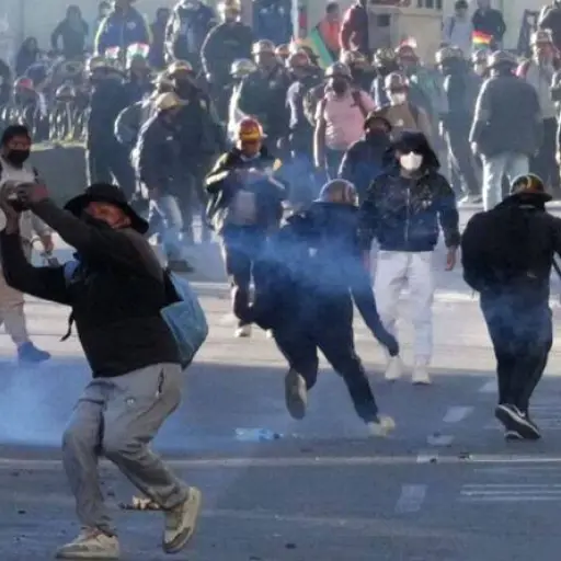 Trabajadores y sectores sociales intensifican protestas contra Rodrigo Paz en Bolivia