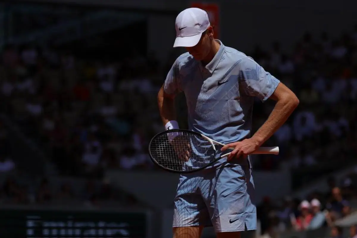 Sinner lamentándose tras la derrota por problemas físicos., Roland Garros.