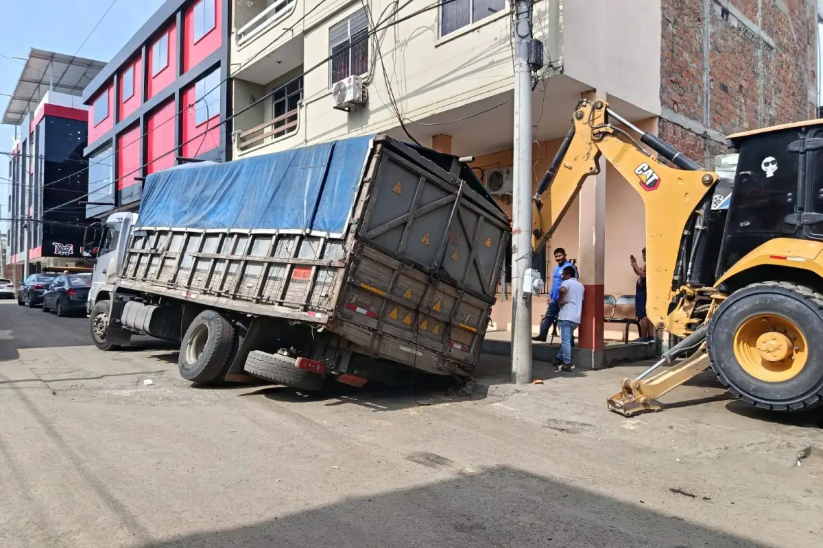 Socavón en Avenida 13 y calle 12 de Manta traga camión de 13 toneladas., El Diario