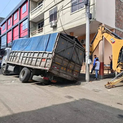Camión se hunde en socavón en Avenida 13 de Manta por fallas en redes de agua