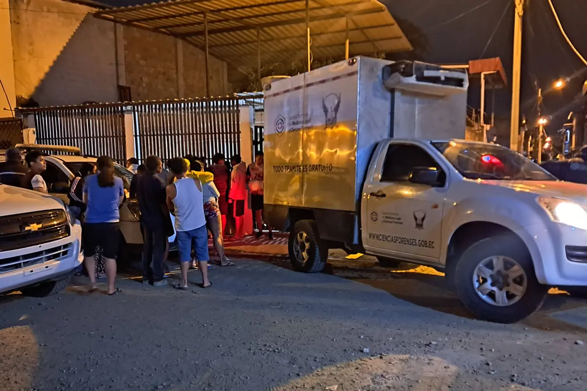 Los cuerpos de las cuatro víctimas fueron retirados de la vivienda para ser llevados al centro forense pasadas las 04h00 de este viernes., El Diario