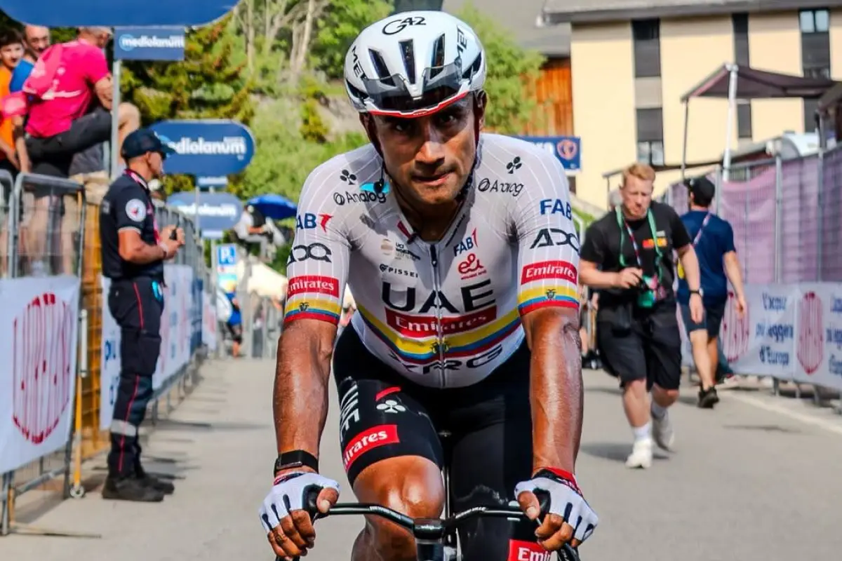 Jhonatan Narváez, integrante de las filas del UAE Team Emirates, se retira del Giro de Italia