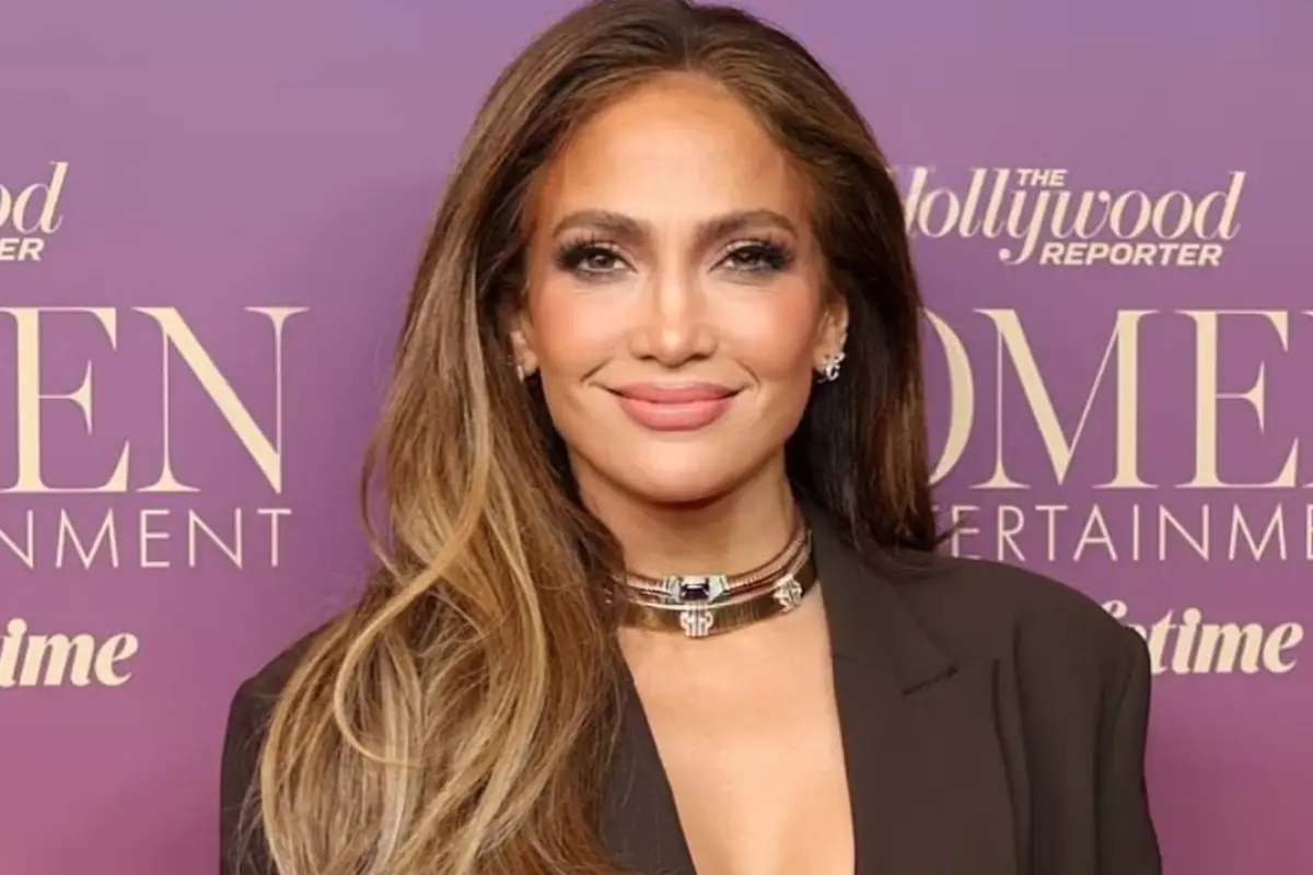 Jennifer Lopez confesó que, pese a su experiencia en Hollywood, las escenas de besos siguen generándole nervios durante los rodajes., Redes sociales