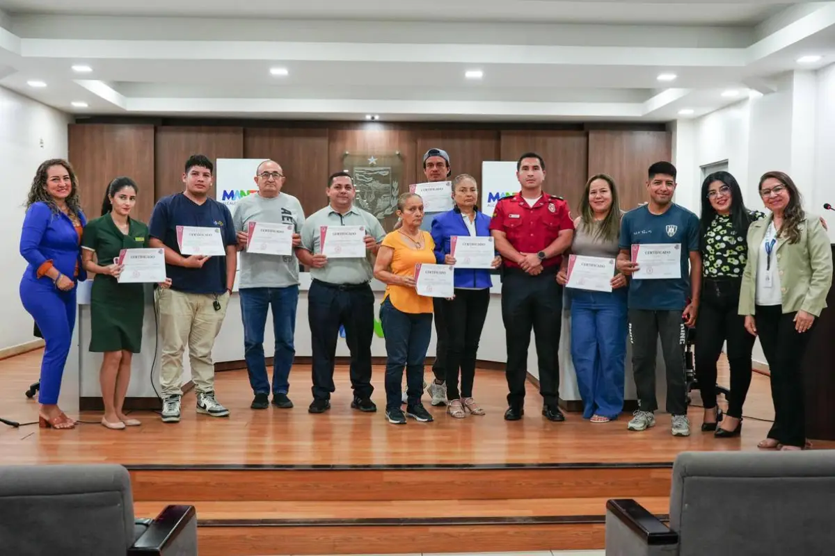 Algunos participantes con sus respectivos certificados., El Diario