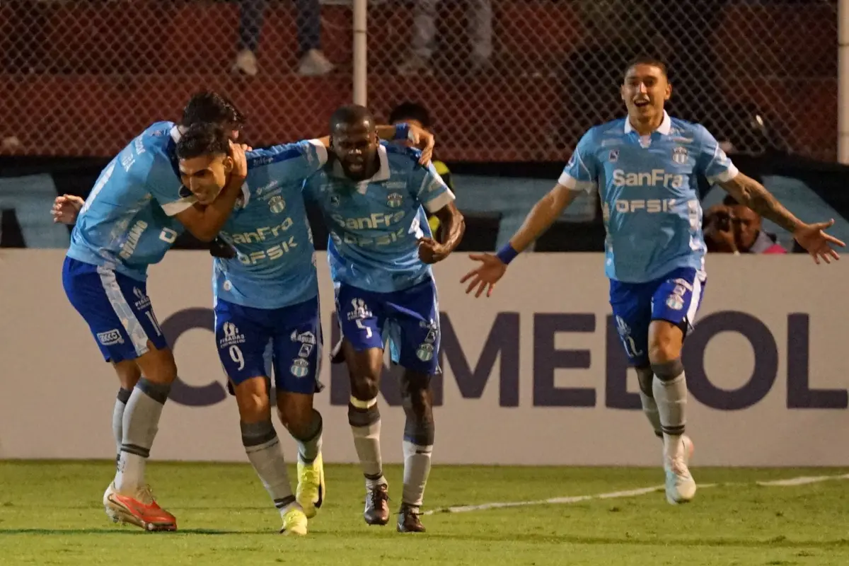Macará aseguró su puesto en los octavos de final del torneo., API.
