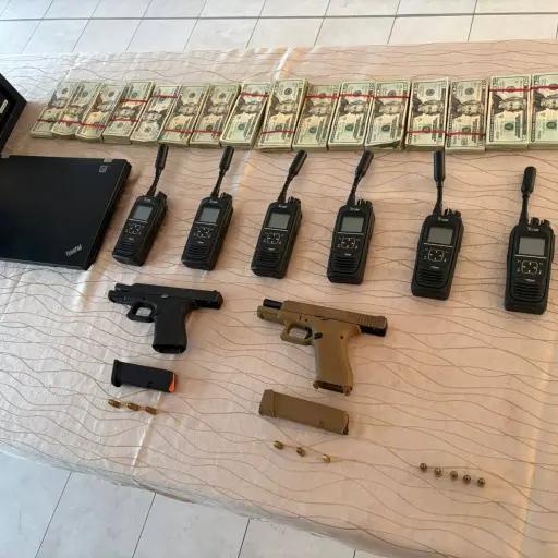 Cuatro hombres detenidos con dinero sin justificar, armas y municiones en Manta