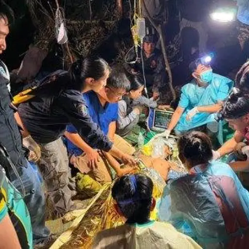 Los equipos de rescate sacan a una de las cinco personas localizadas con vida en una cueva inundada de Laos