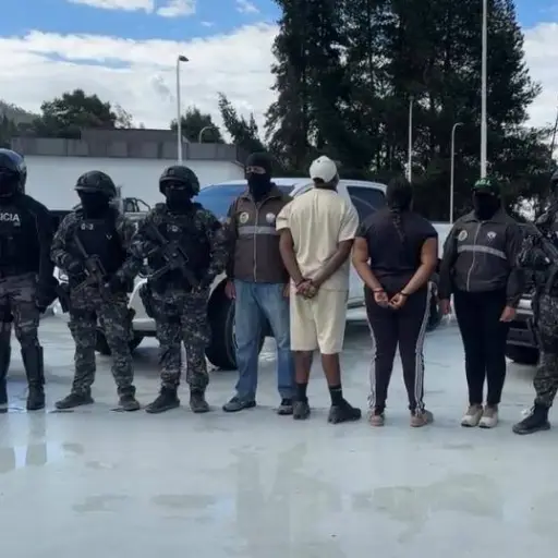 Policía aprehende a alias “La R”, señalado como cabecilla de Los Lobos en Quito