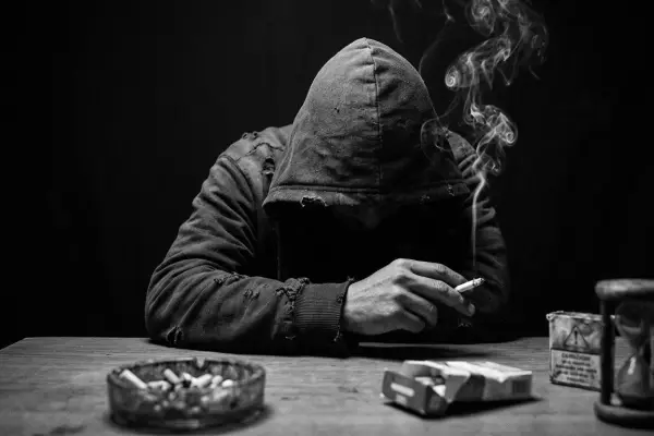 El cigarro contiene más de 250 sustancias químicas nocivas (muchas de ellas cancerígenas) que afectan a todo el organismo. 