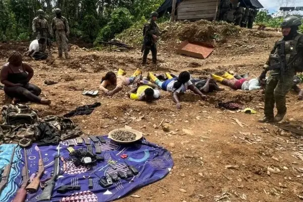 Siete personas detenidas dejó este operativo realizado por personal de las Fuerzas Armadas en Esmeraldas. ,Foto: Fuerzas Armadas