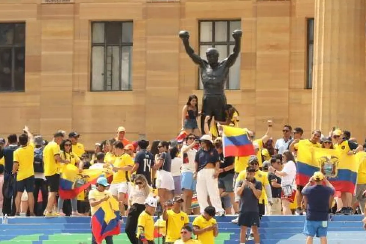 Un grupo de hinchas ecuatorianos en la estatua de Rocky