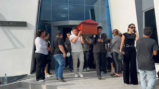 A la fiscal Alexandra Bravo y a su hermana las sepultaron juntas la tarde del lunes en Jaramijó