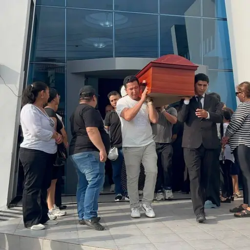 A la fiscal Alexandra Bravo y a su hermana las sepultaron juntas la tarde del lunes en Jaramijó