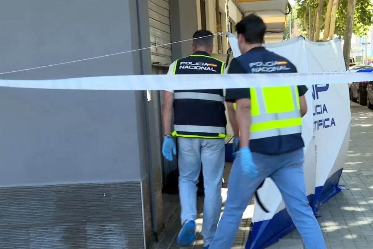 Policías inspeccionan el lugar del crimen en Valencia.