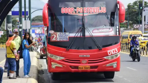 Paralización, quejas, tarifa e informalidad, el escenario que enfrentan los buses urbanos en Portoviejo 