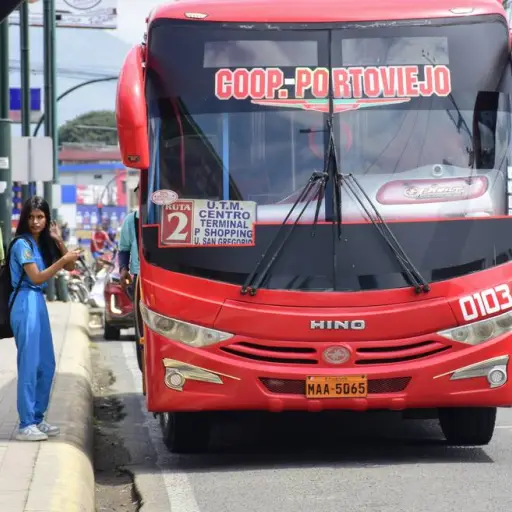 Paralización, quejas, tarifa e informalidad, el escenario que enfrentan los buses urbanos en Portoviejo 
