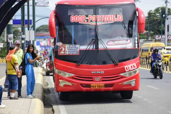 30 buses de Portoviejo están paralizados como medida de \