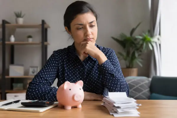 La clave para mejorar las finanzas familiares: cuándo ahorrar y cuándo pagar deudas.  ,Inteligencia Artificial. 