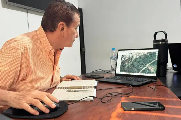 Carlos Villacreses, director de Riego y Recursos Hídricos de la Prefectura de Manabí, explicó los detalles del plan de dragado que busca reducir riesgos de inundaciones ante la temporada de lluvias.