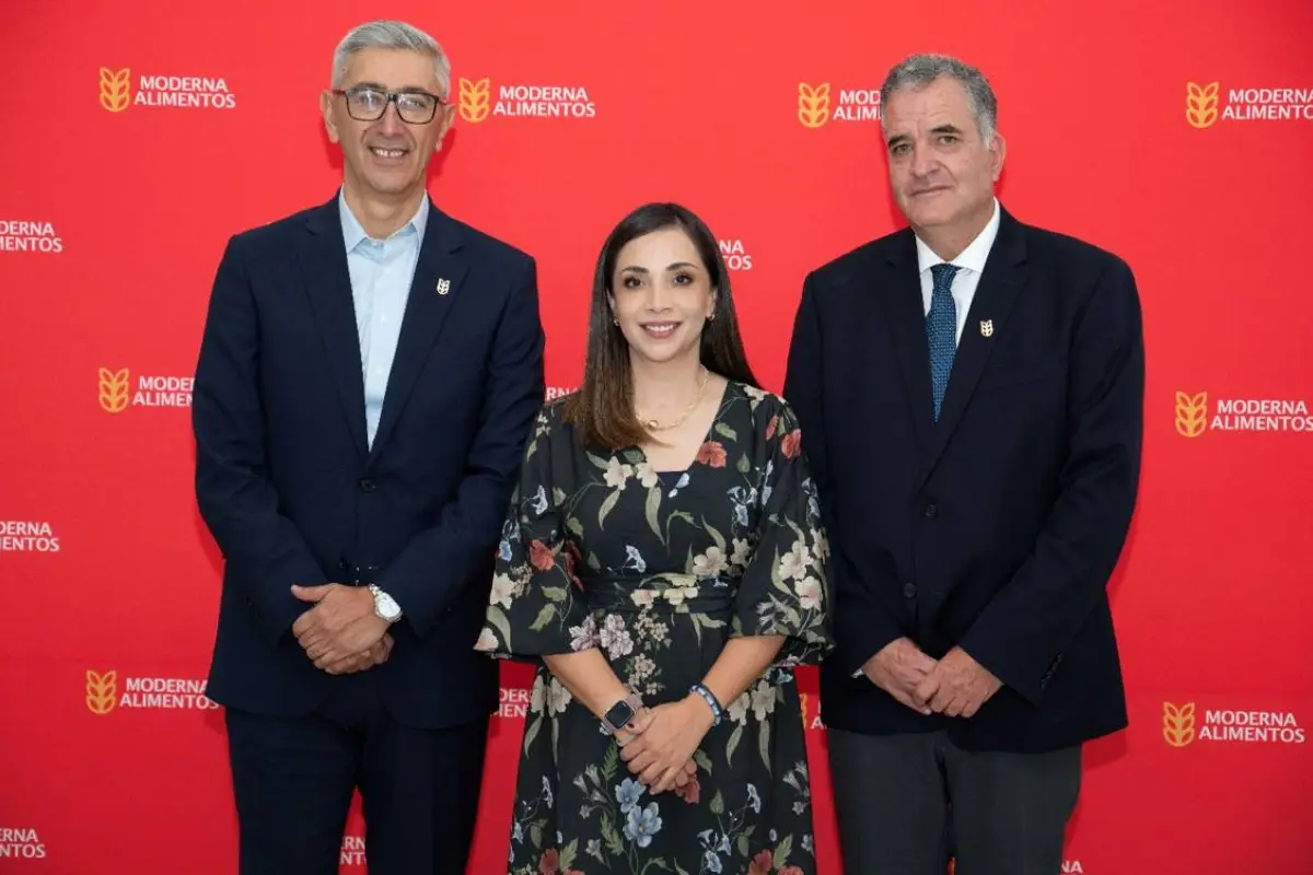 José Luis Vivar, Gerente General; Jacqueline Calvachi, Gerente Senior de Asuntos Corporativos; y, Juan Pablo Correa, Presidente del Directorio de Moderna Alimentos.