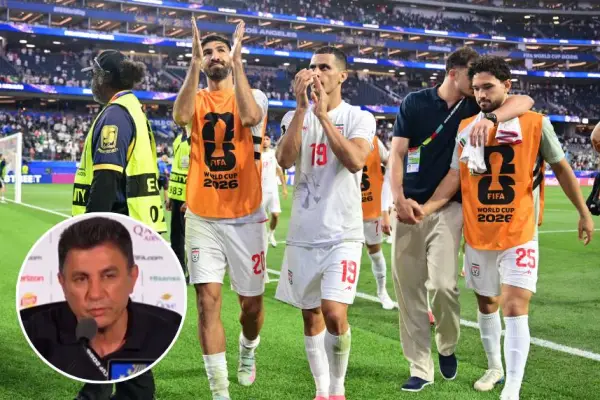 El DT (círculo) lamentó las situaciones que enfrenta su equipo para disputar el Mundial.