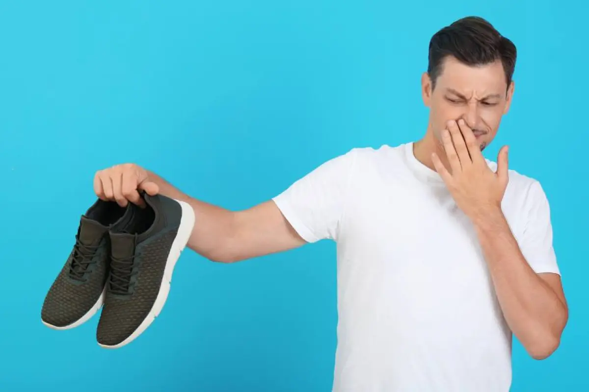 Una buena higiene personal es clave para acabar con el mal olor en zapatos y pies. 
