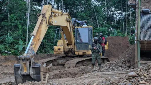 Inhabilitan maquinaria y  decomisan combustible de minería ilegal en el cantón Tena 