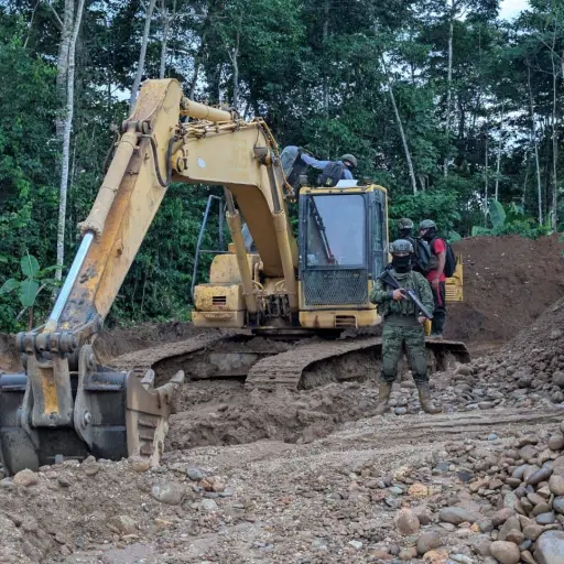 Inhabilitan maquinaria y  decomisan combustible de minería ilegal en el cantón Tena 