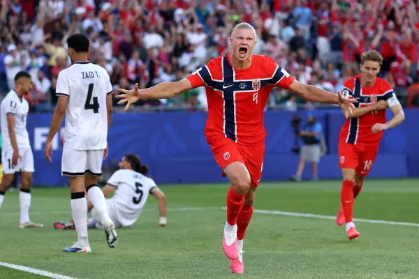 Erling Haaland celebra uno de los goles de Noruega
