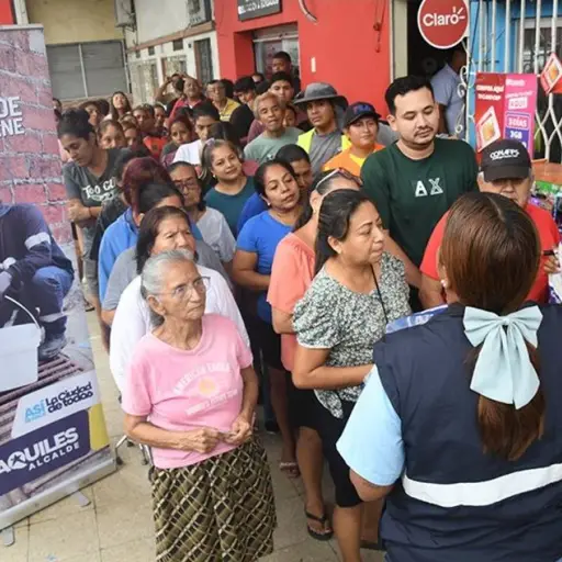 Más de 30.000 familias reciben toldos en Guayaquil mientras aumentan los riesgos por dengue