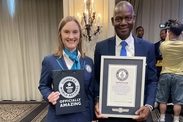 Gilbert Martina, presidente de la Federación de Fútbol de Curazao, recibe el reconocimiento