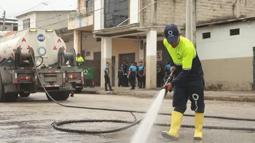 Operativo municipal retiró desechos y reforzó controles en calles del centro de Guayaquil
