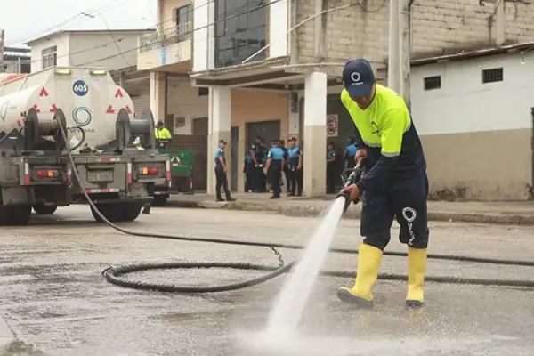 Guayaquil desarrolla acciones de limpieza y control para mejorar el uso del espacio público
