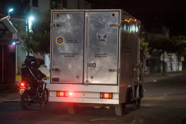Un carro de medicina legal realizó el levantamiento del cadáver en el hospital del IESS. 