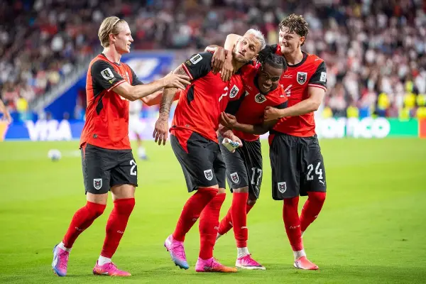 Jugadores de Austria celebran uno de sus tantos  ante Jordania.