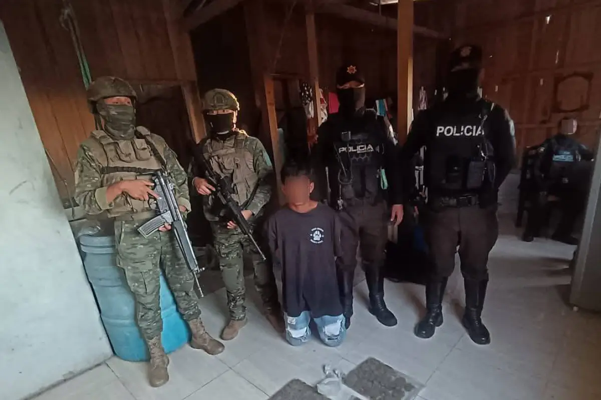 Miembros de las Fuerzas Armadas entregaron al detenido a la Policía para seguir con el procedimiento correspondiente., F.F.A.A