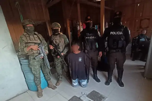 Miembros de las Fuerzas Armadas entregaron al detenido a la Policía para seguir con el procedimiento correspondiente. ,F.F.A.A