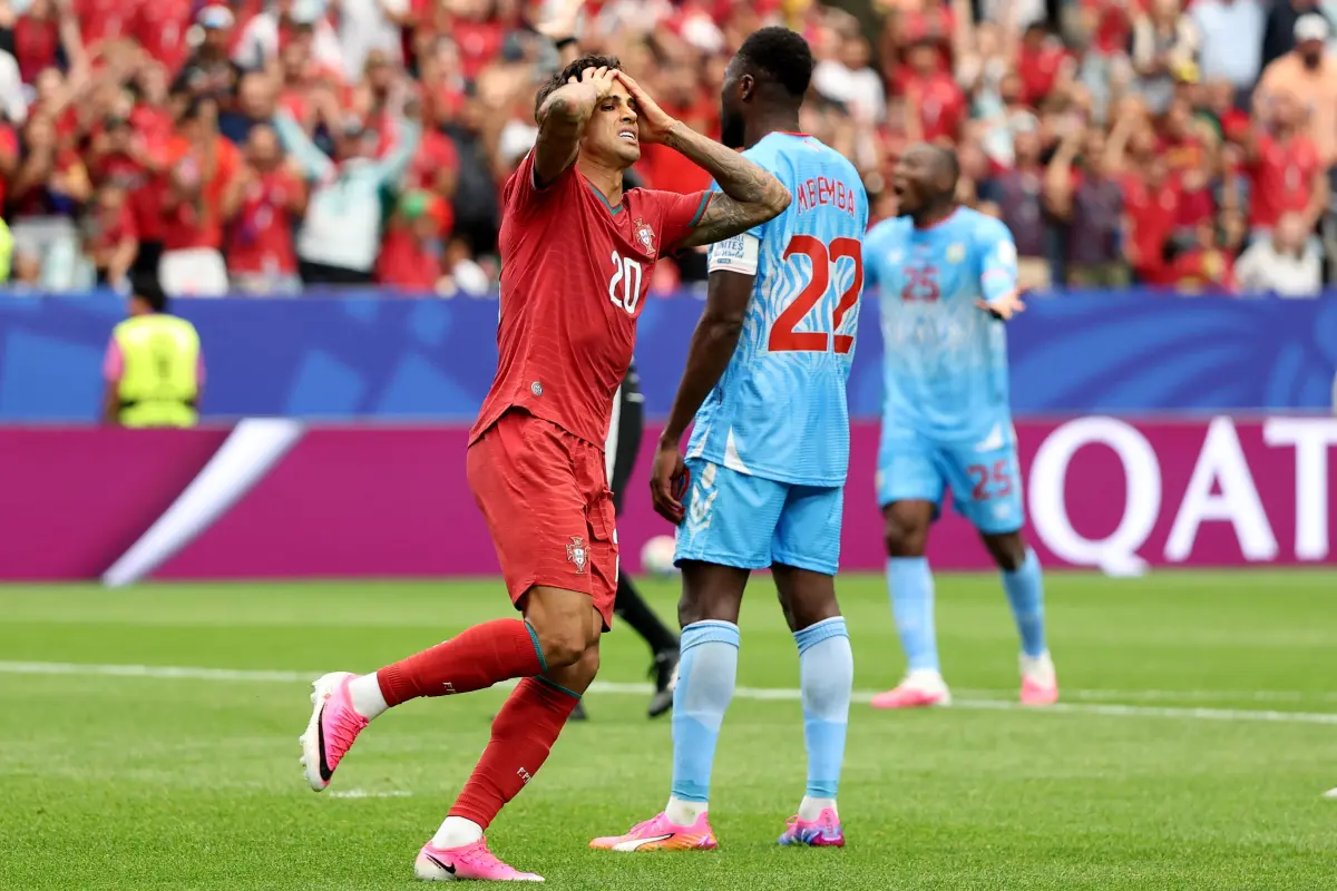 Joao Cancelo #20 de Portugal reacciona tras la anulación de un gol por fuera de juego durante el partido del Grupo K de la Copa Mundial de la FIFA 2026 entre Portugal y la República Democrática del Congo en el Estadio de Houston., Molly Darlington / GETTY IMAGES NORTH AMERICA / Getty Images vía AFP.