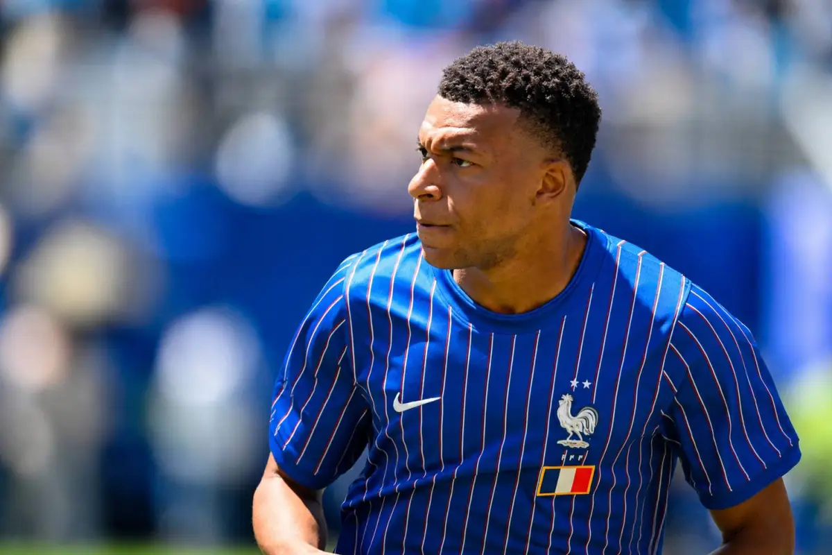 Mbappé en el calentamiento previo al partido ante Senegal., Williams Paladines/El Diario.