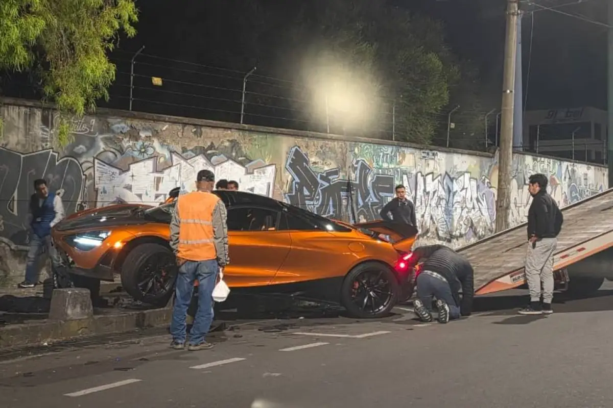 El costoso auto deportivo quedó subido sobre una estructura de cemento tras el impacto., Foto: Redes Sociales