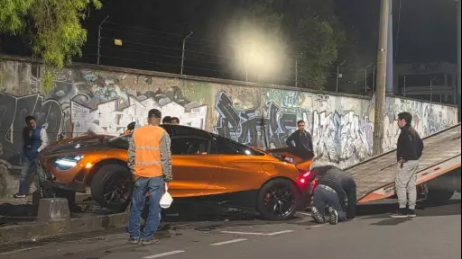 Un auto de la marca McLaren, de más de 200 mil dólares, se estrelló en un exclusivo sector de Quito  